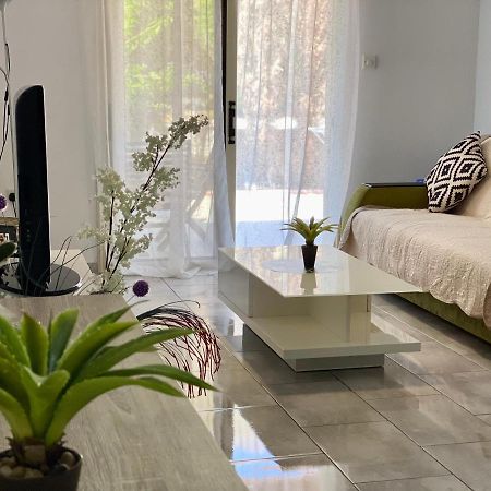 Beautiful Apartment Near The Sea And A Large Private Garden Paphos Exteriör bild