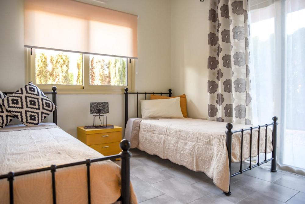 Beautiful Apartment Near The Sea And A Large Private Garden Paphos Exteriör bild