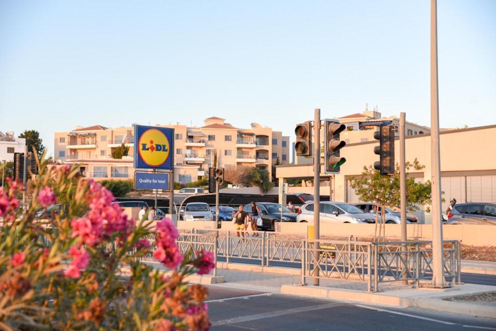 Beautiful Apartment Near The Sea And A Large Private Garden Paphos Exteriör bild