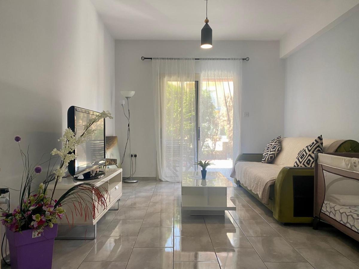 Beautiful Apartment Near The Sea And A Large Private Garden Paphos Exteriör bild