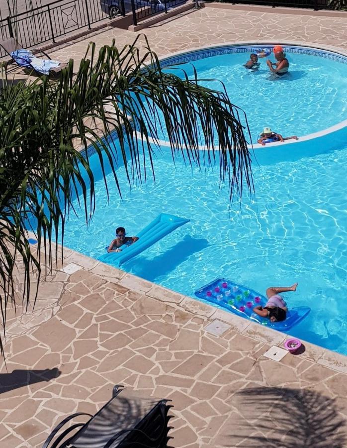 Beautiful Apartment Near The Sea And A Large Private Garden Paphos Exteriör bild